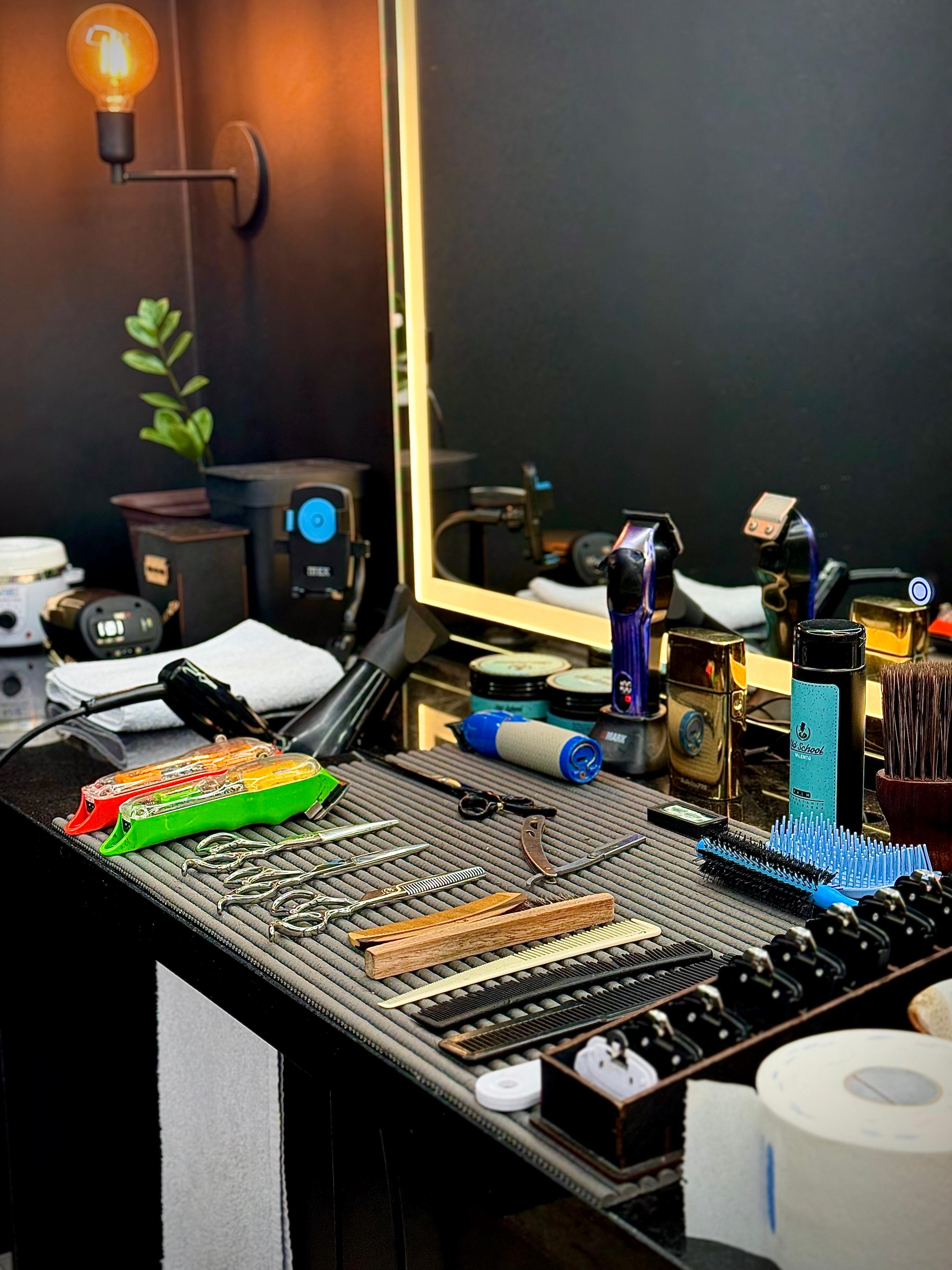 Bancada com ferramentas e produtos da Barbearia Correa